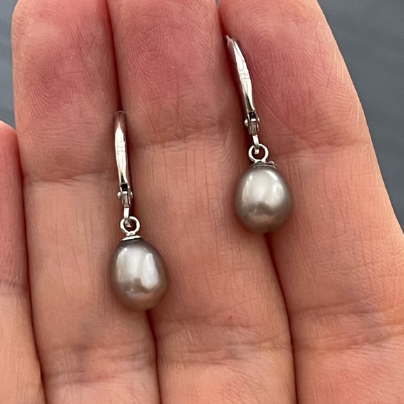 Silver grey freshwater pearl 925 silver earrings - Picture 2 of 5